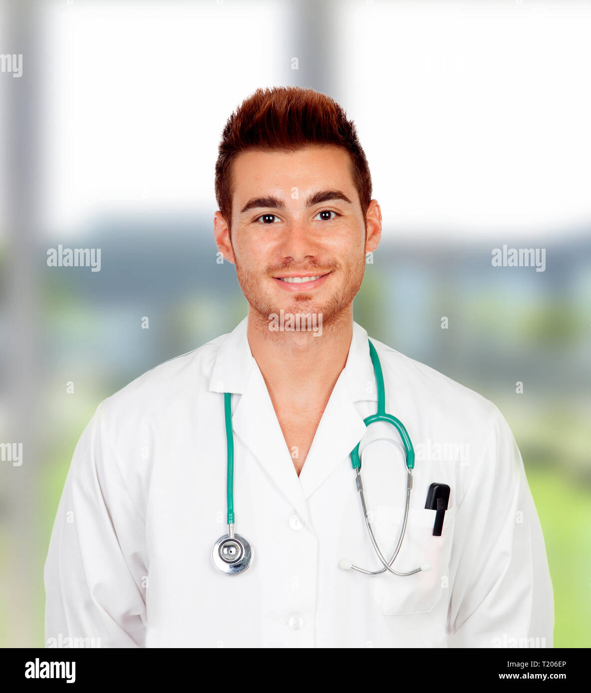 Joven estudiante, médico en el hospital con una expresión feliz Foto de stock