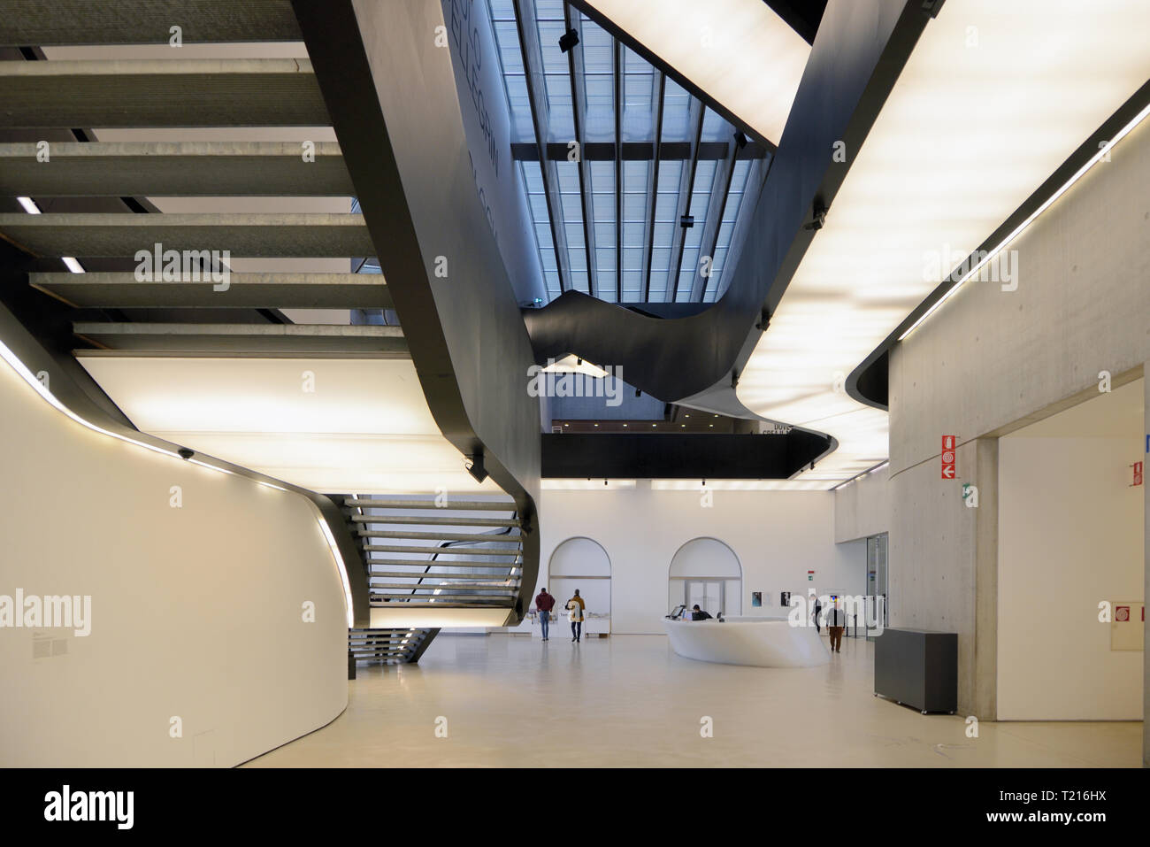 Escalera interior y el techo en el MAXXI Galería de Arte o Museo de Arte, Museo Nacional de Artes del siglo XXI, Roma diseñada por Zaha Hadid en 2010 Foto de stock