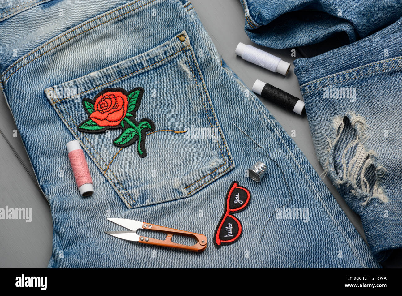 Aplicar parches bordados en jeans Fotografía de stock - Alamy