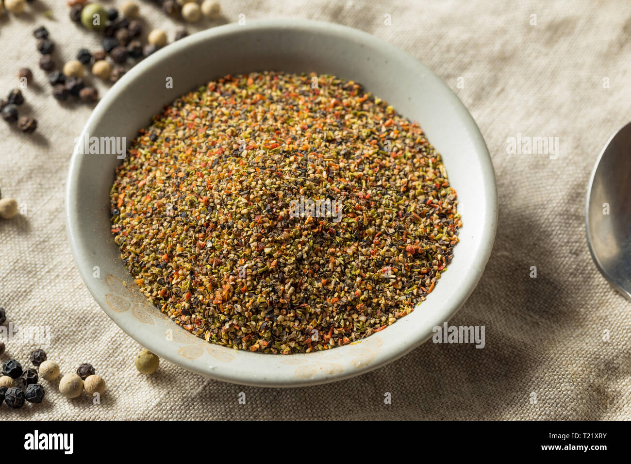 California orgánicos crudos, pimienta molida en un tazón Foto de stock