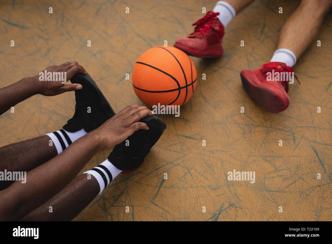 Jugadores de baloncesto el calentamiento antes del juego de baloncesto  Fotografía de stock - Alamy