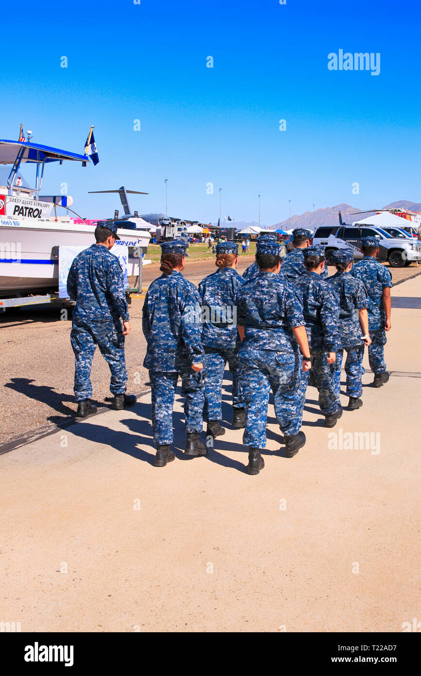 Los marineros del USCG en camuflaje uniformes azules atravesando un ejercicio de simulacro en la Davis-Monthan AFB airshow día en Tucson AZ Foto de stock