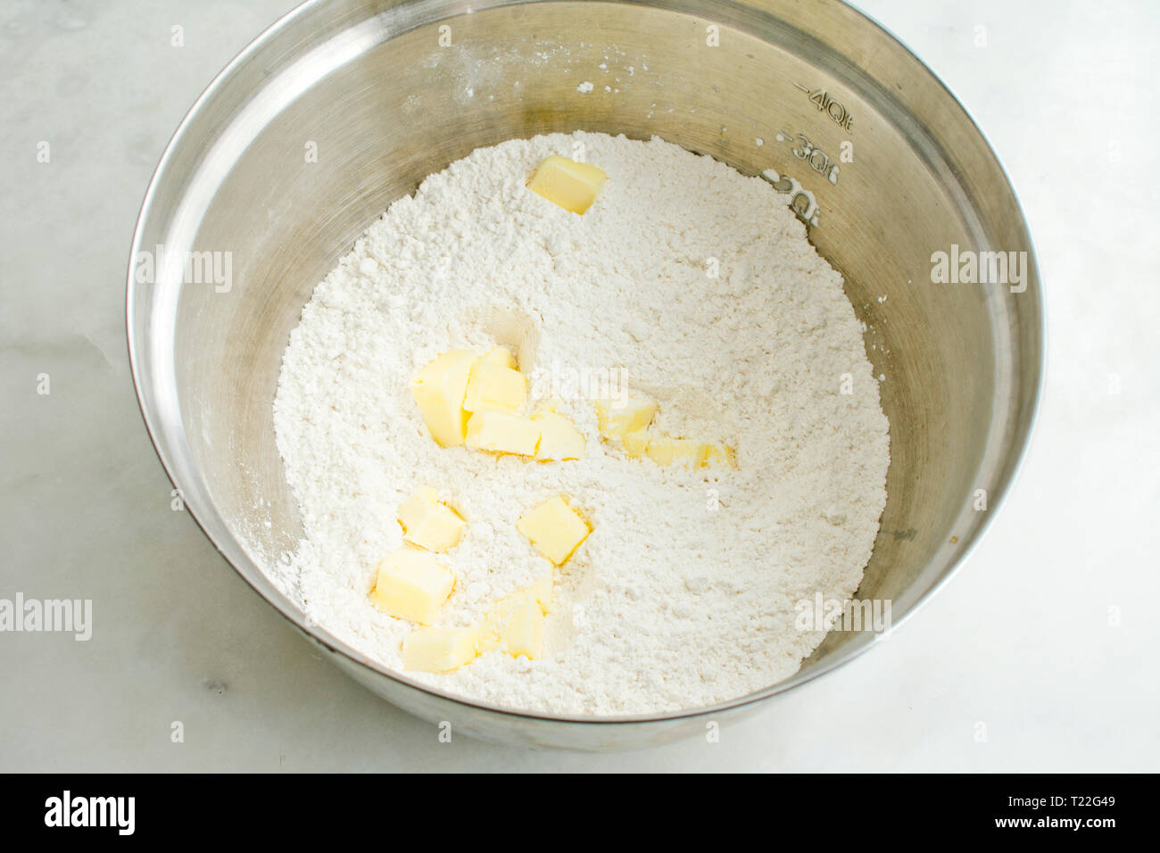 Harina y mantequilla para hacer la masa de galletas Fotografía de stock -  Alamy