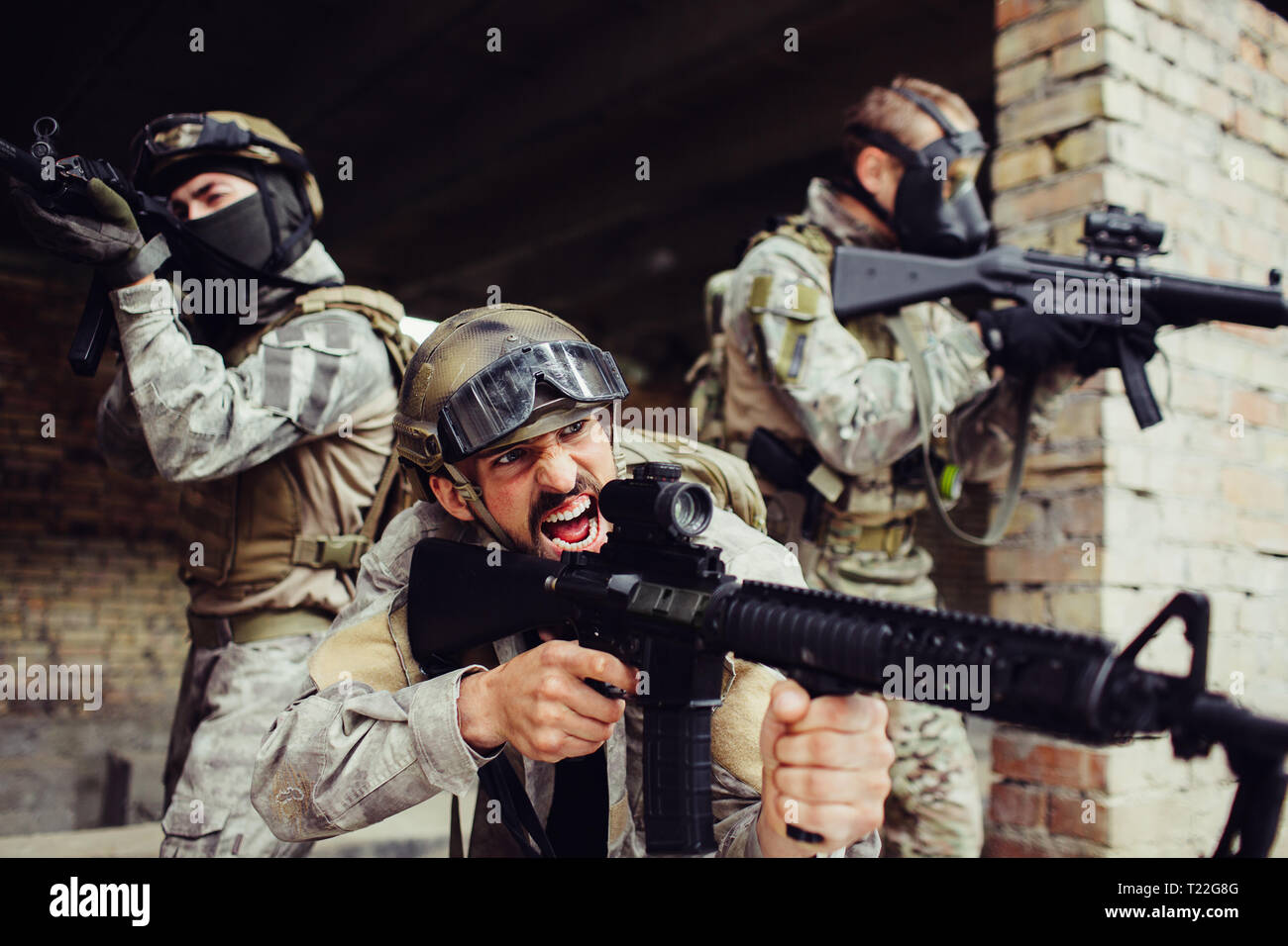 Hombre está de pie delantero emocional fuera con sus soldados y