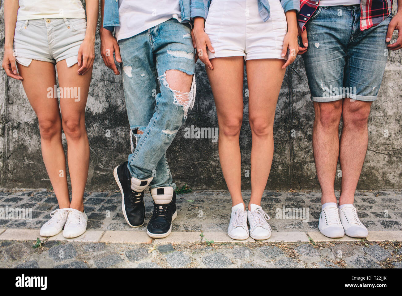 Teen male shorts standing fotografías e imágenes de alta resolución - Alamy