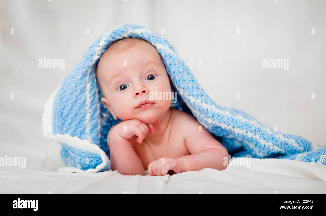 Retrato De Un Lindo Bebe Sonriendo Bebe Gateando En Panales Un Bebe De Dos Meses Mantiene La Cabeza Fotografia De Stock Alamy