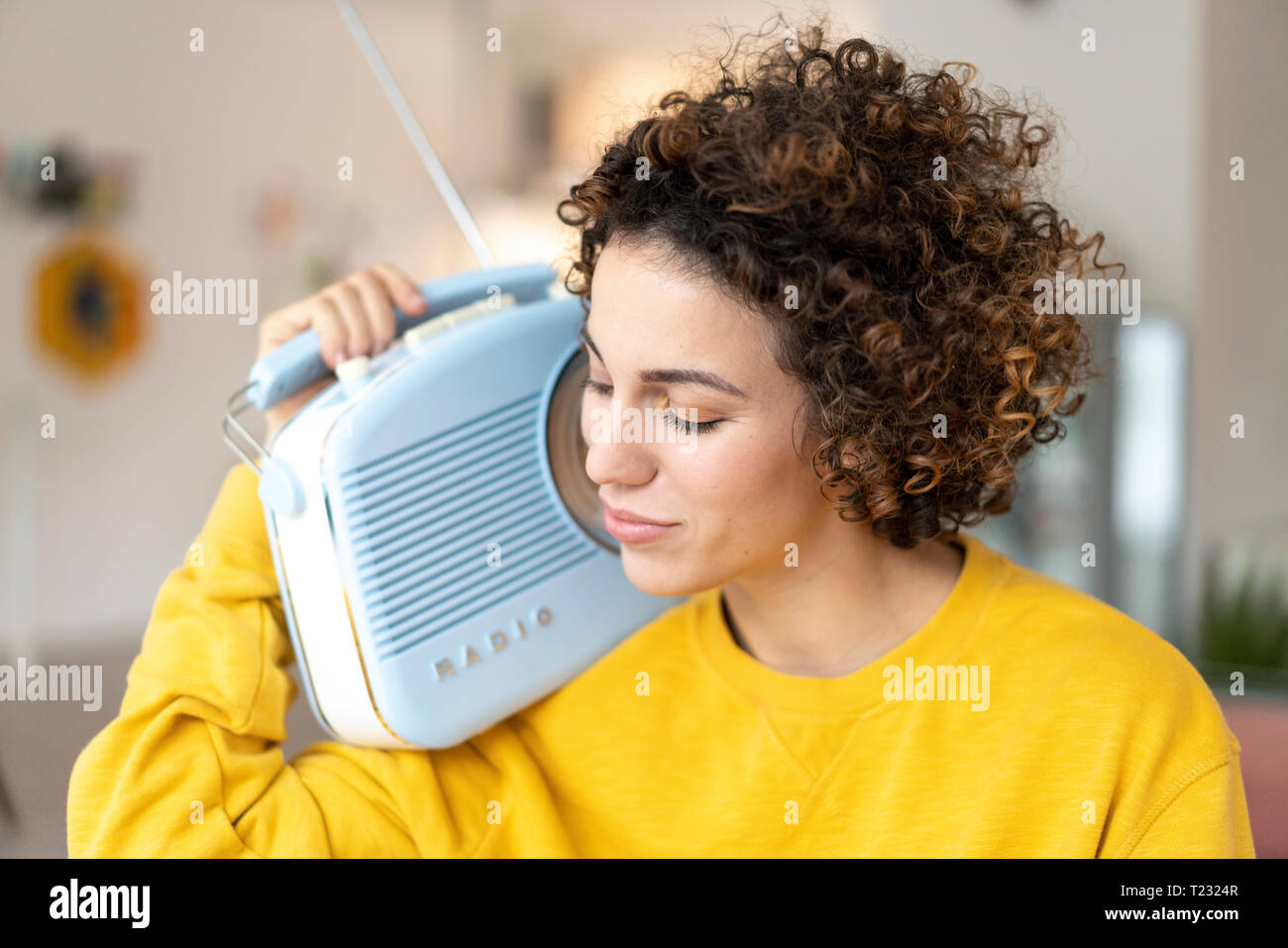 Citar agujas del reloj Interpretación Mujer escuchando música con radio portátil en casa Fotografía de stock -  Alamy