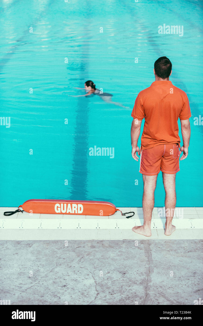 Hombre socorrista en gafas de sol cerca de la piscina pública Fotografía de  stock - Alamy