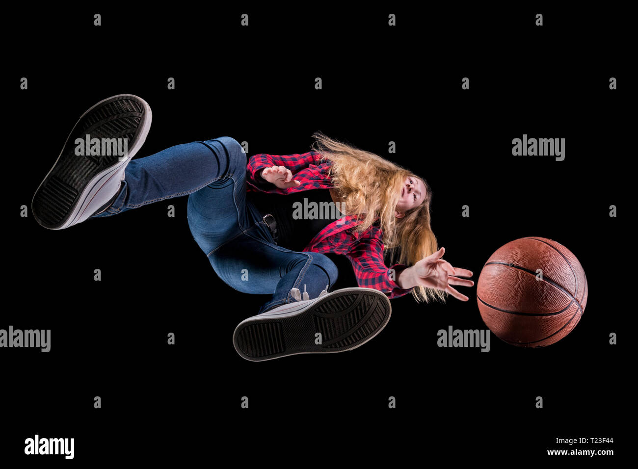 El jugador de baloncesto contra el fondo negro visto desde abajo Foto de stock