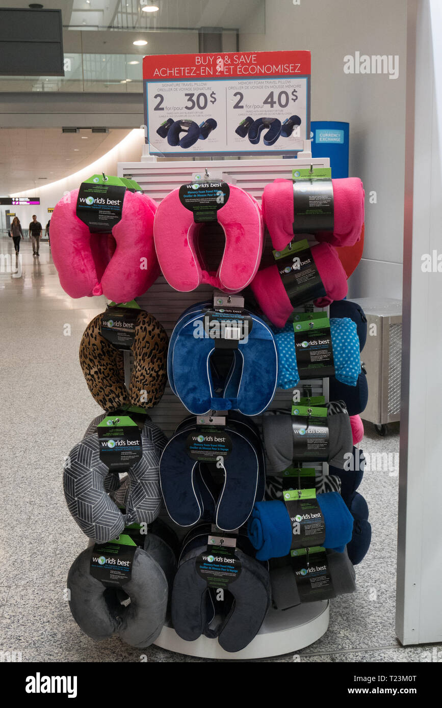 Una tienda dentro de un aeropuerto, venden viajes almohadas de cuello  Fotografía de stock - Alamy
