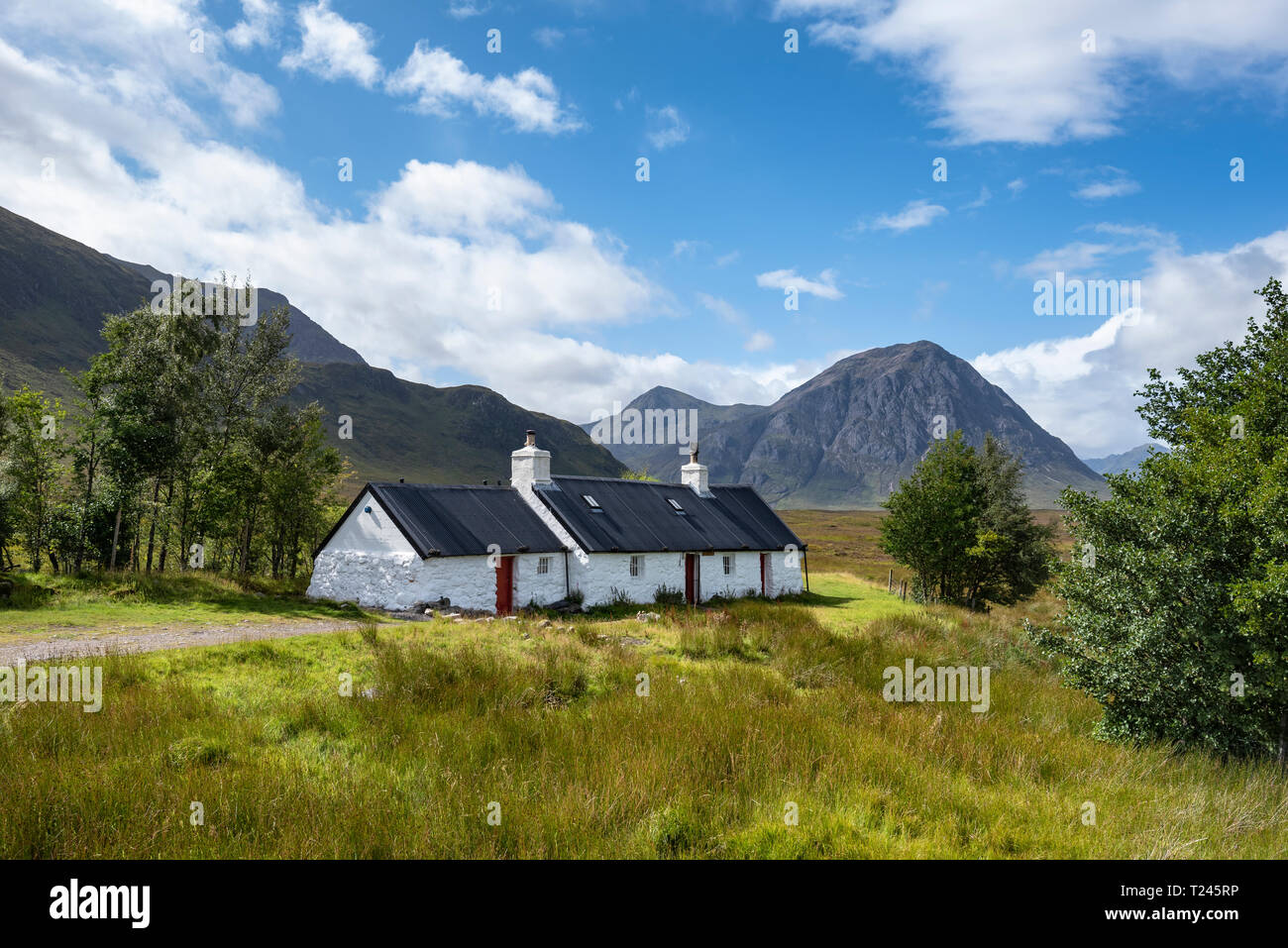 Reino Unido, Escocia, Highland, Buachaille Etive Mor, Glencoe, Black Rock Cottage, masía, Buachaille Etive Mor en el fondo Foto de stock
