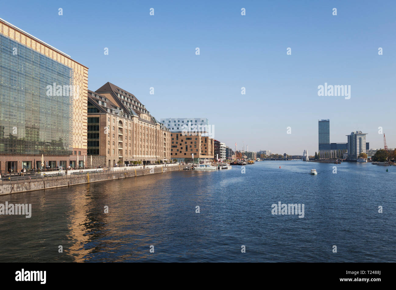 Alemania, Osthafen Berlin-Friedrichshain, en el río Spree, visto desde el puente Oberbaum Foto de stock