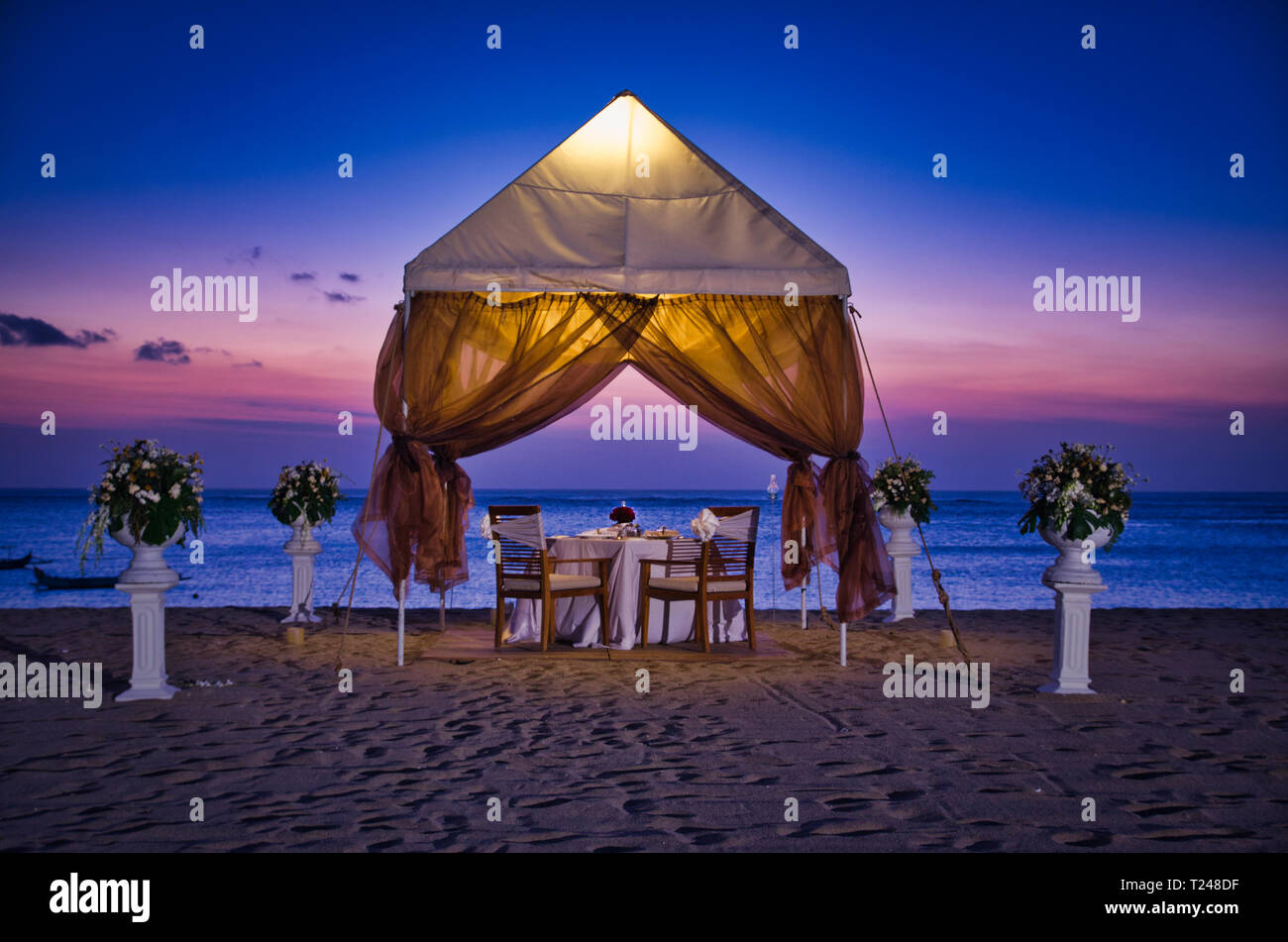 Cena romántica en la playa Foto de stock