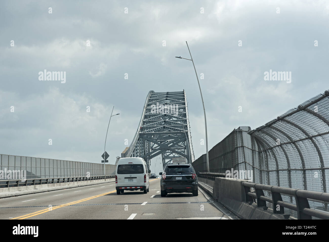 El tráfico por carretera en el puente de las Américas, la entrada al canal de Panamá en el oeste de Panamá, Ciudad de Panamá Foto de stock