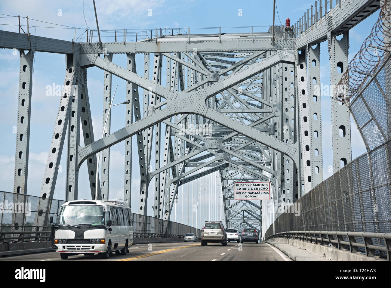 El tráfico por carretera en el puente de las Américas, la entrada al canal de Panamá en el oeste de Panamá, Ciudad de Panamá Foto de stock