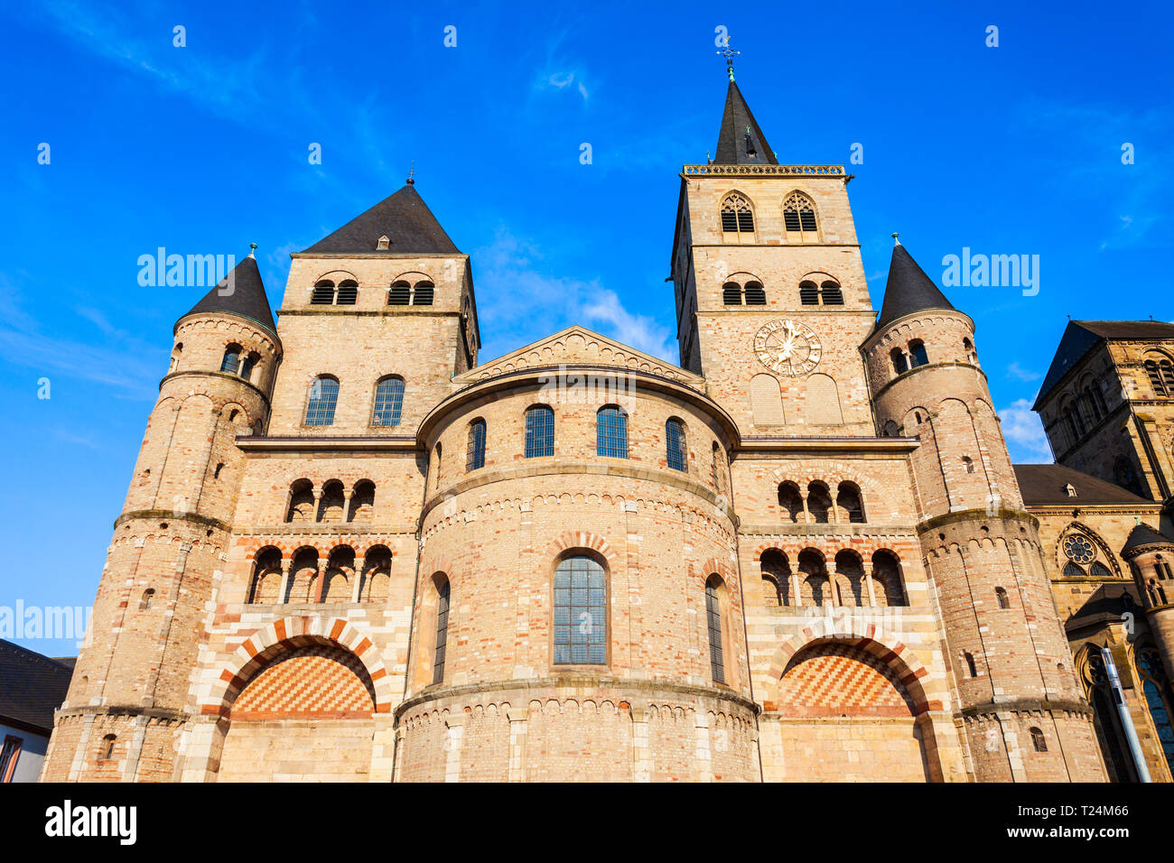 Trier Trierer Dom o la Catedral de San Pedro en la ciudad de Trier en Alemania Foto de stock