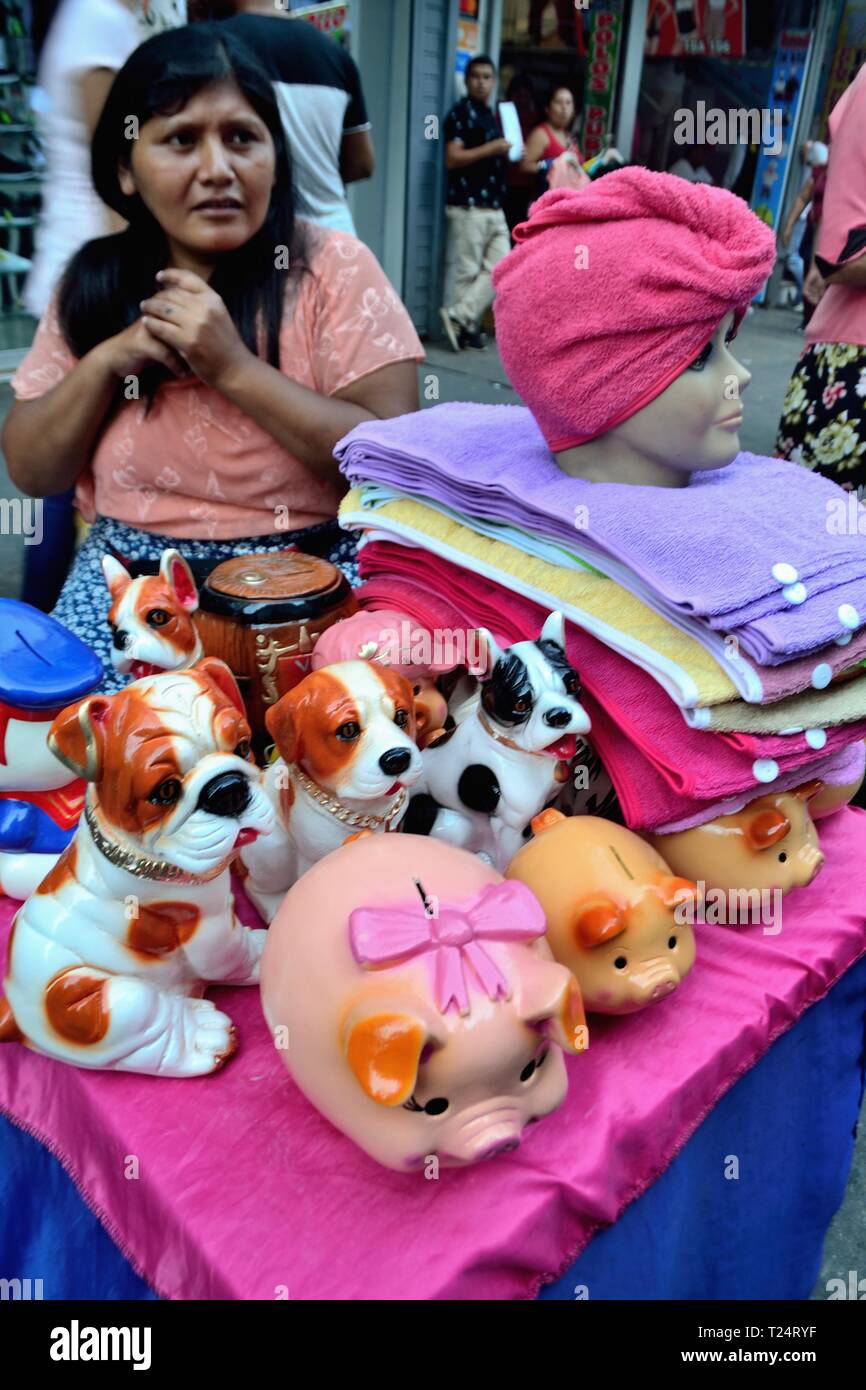 Venta de perros de cerámica - Mercado de Gamarra en Lima. Departamento de  Lima.Perú Fotografía de stock - Alamy