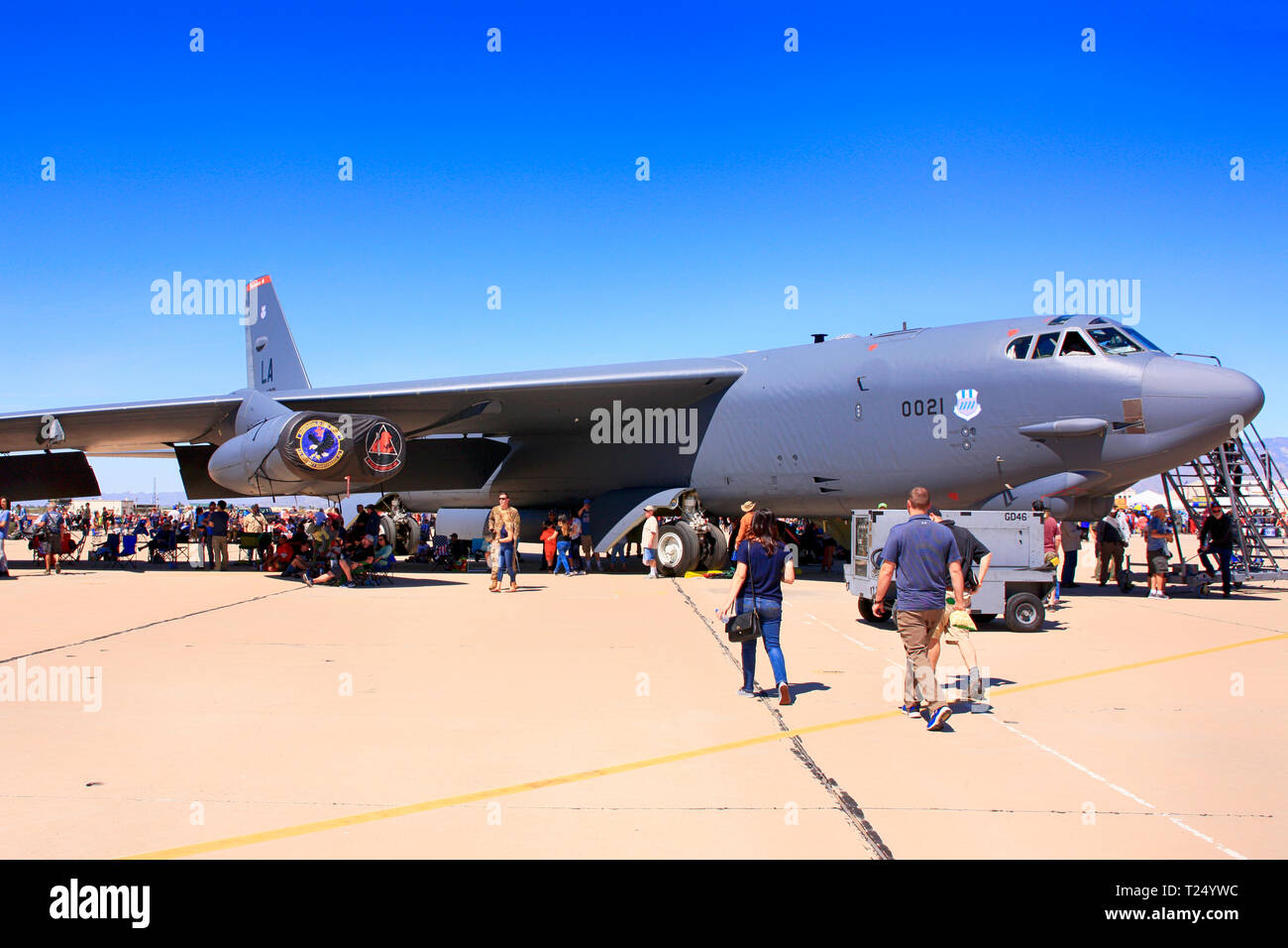 La gente enjoyng levantarse cerca de un USAF Boeing B-52H Stratofortress huelga bombardero de largo alcance en Davis-Monthan AFB en Tucson AZ sobre airshow día Foto de stock