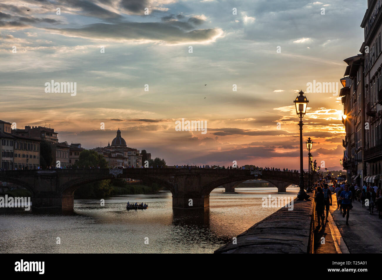 El río Arno, en la región de Toscana en Italia, que fluye a través del corazón de Florencia, Italia. Foto de stock