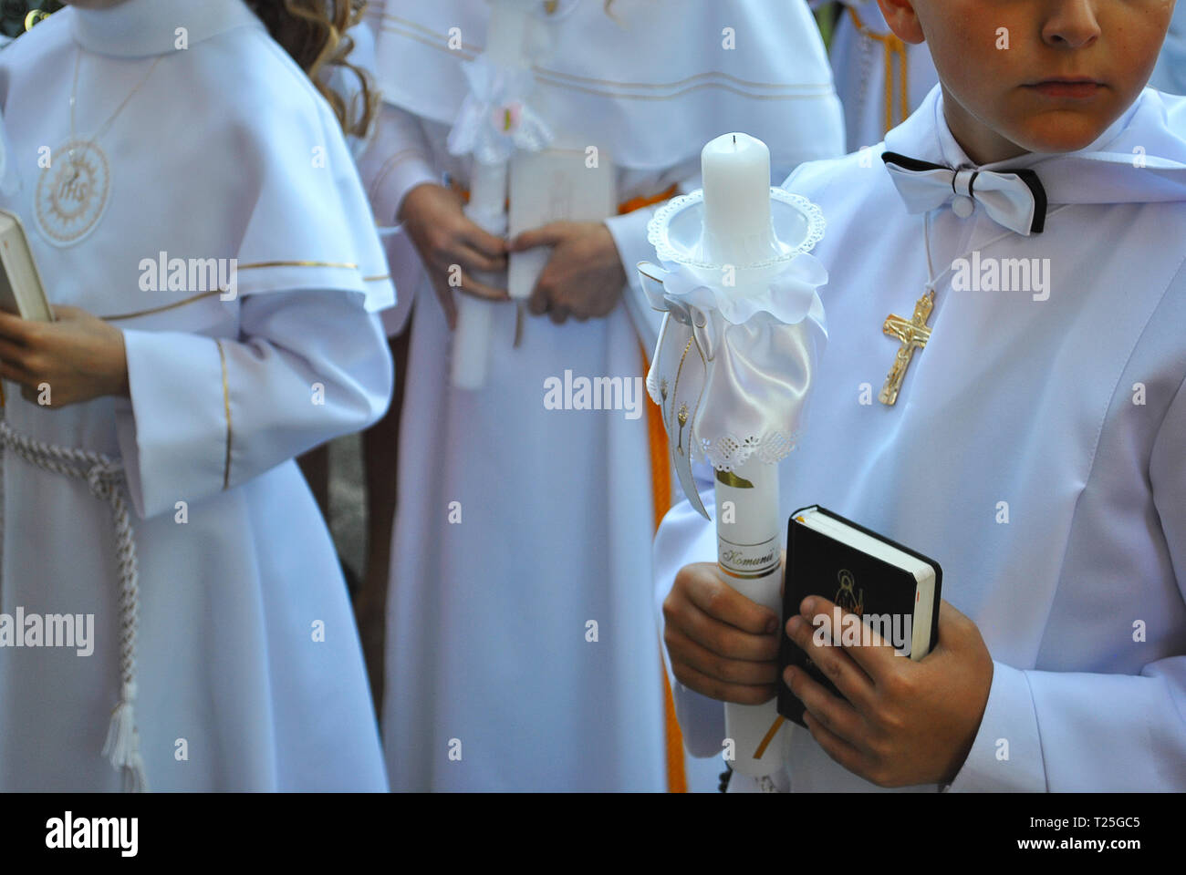 Poznan - Polonia / 22 de mayo de 2016 niños vestidos con ropa blanca de  Alba con libros de oración y las velas están esperando la Primera Comunión  Fotografía de stock - Alamy