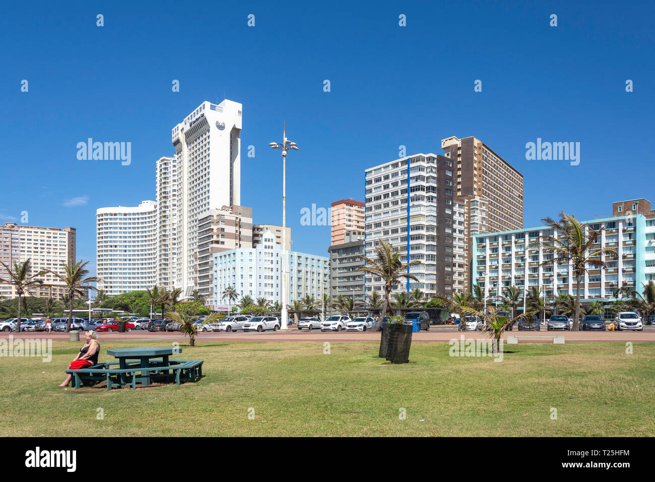 Hotel de playa y edificios de apartamentos, Bajar Marine Parade, Durban, KwaZulu-Natal, Sudáfrica Foto de stock