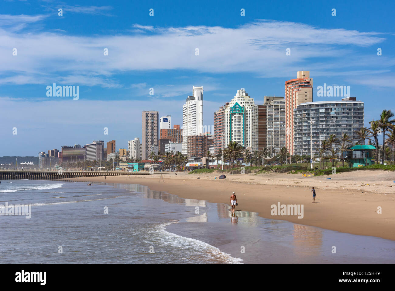 Altos edificios frente a la playa de North Beach, Durban, KwaZulu-Natal, Sudáfrica Foto de stock