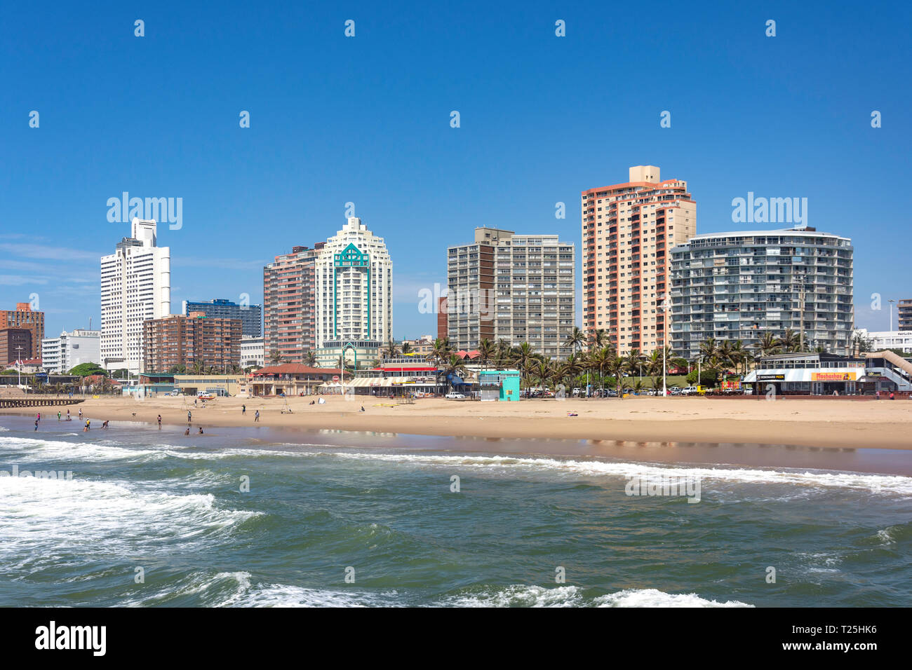 Altos edificios frente a la playa de North Beach, Durban, KwaZulu-Natal, Sudáfrica Foto de stock