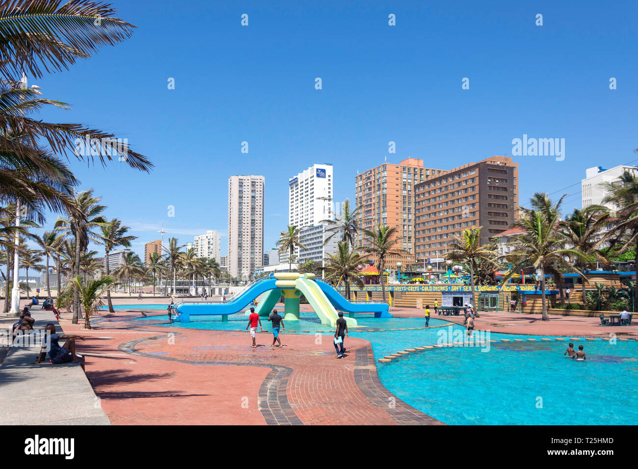 Piscina para niños y zona de juegos en el paseo de la playa, Snell Parade, Playa Nueva, Durban, KwaZulu-Natal, Sudáfrica Foto de stock