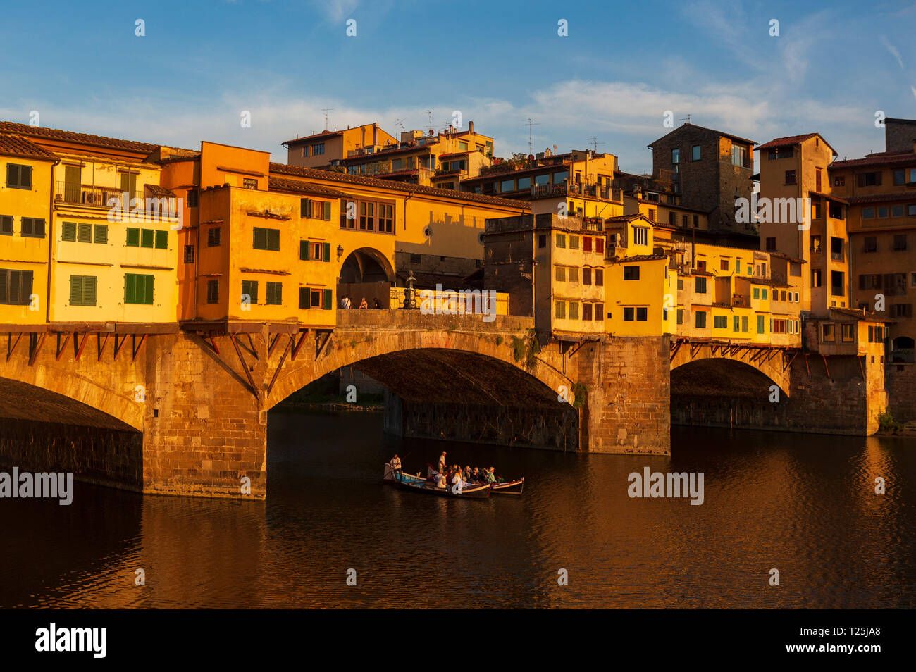 El Ponte Vecchio, una piedra medieval spandrel cerrado de arco rebajado puente sobre el río Arno, en Florencia, Italia, señaló que aún tiene tiendas construidas Foto de stock