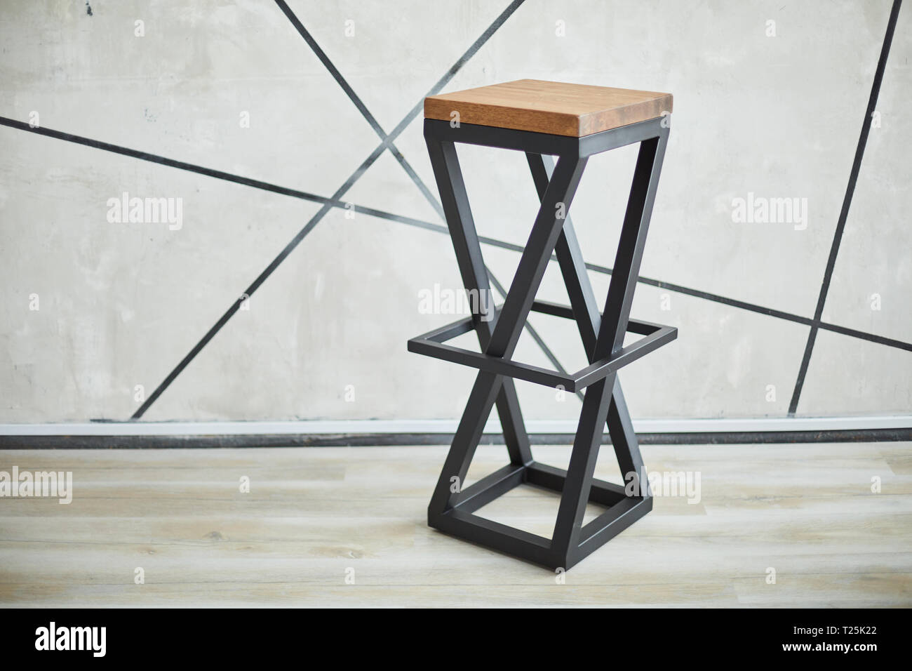 Elegante bar silla hecha de madera y metal. foto con espacio de copia  Fotografía de stock - Alamy