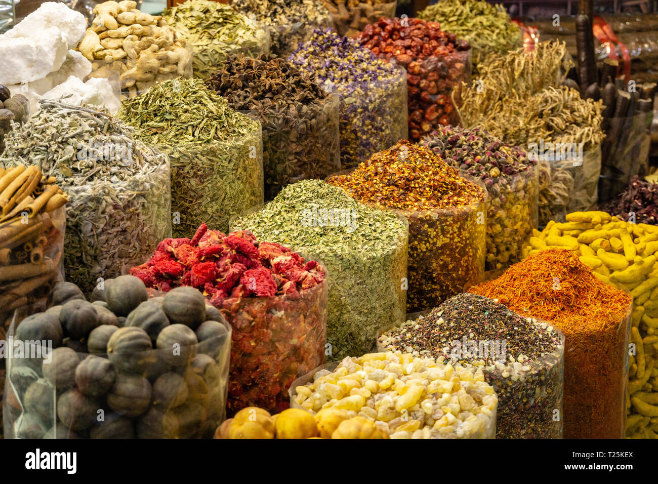 Una parada en frente de una tienda en el mercado de especias (souk) de Dubai. Una variedad de coloridas y deliciosas especias están en la pantalla. Foto de stock