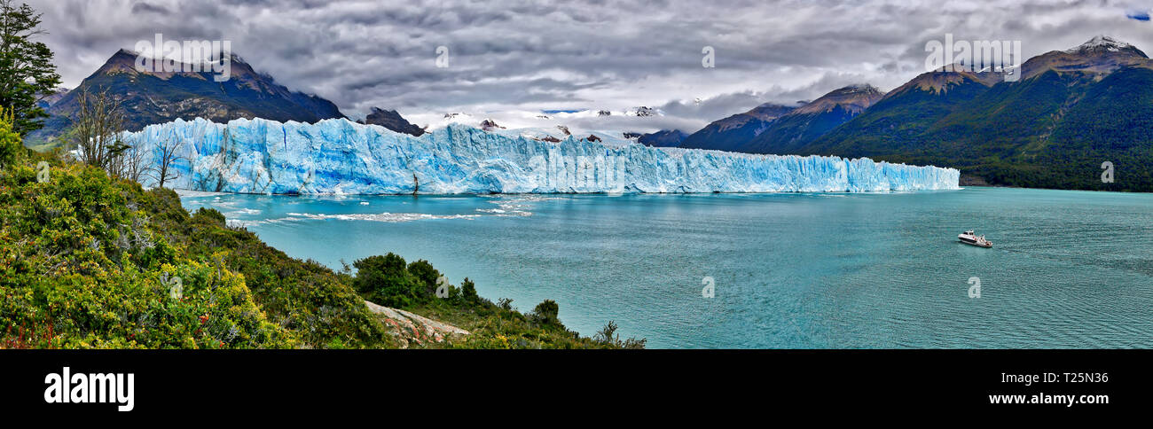 Glaciar Perito Moreno en el Parque Nacional Los Glaciares N.P. (Argentina) con crucero Foto de stock