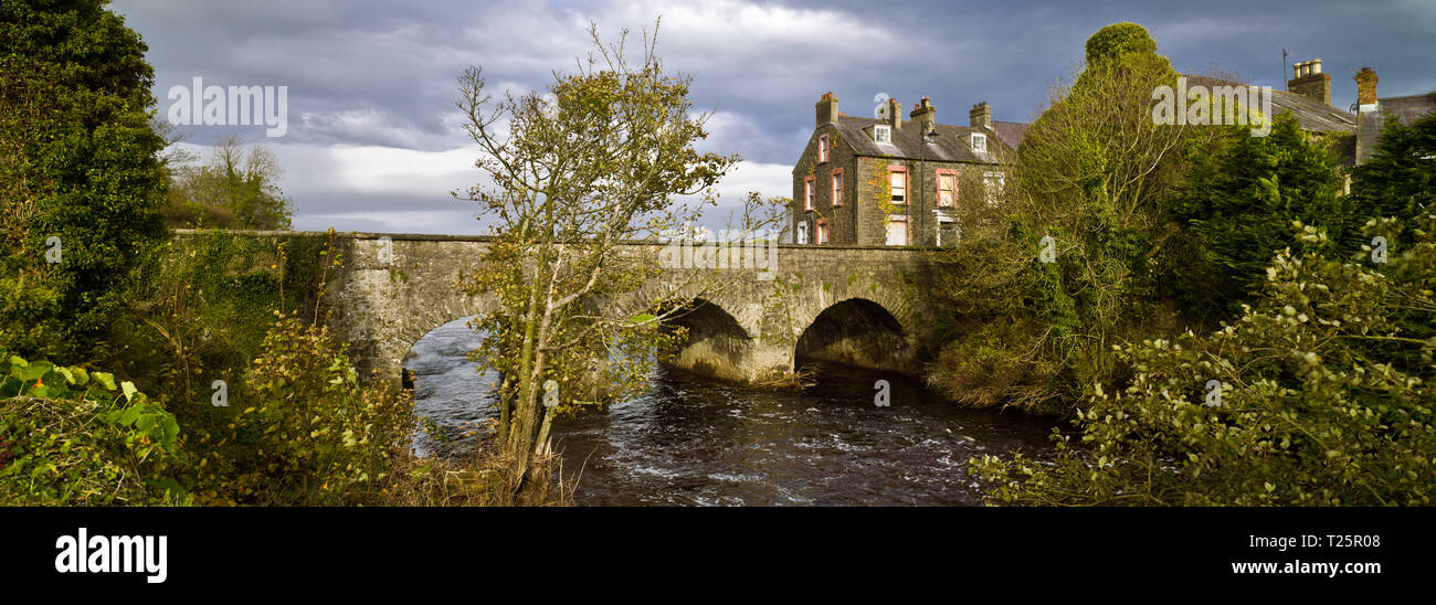 Old Bushmills village, el puente y el río, Irlanda del Norte Foto de stock