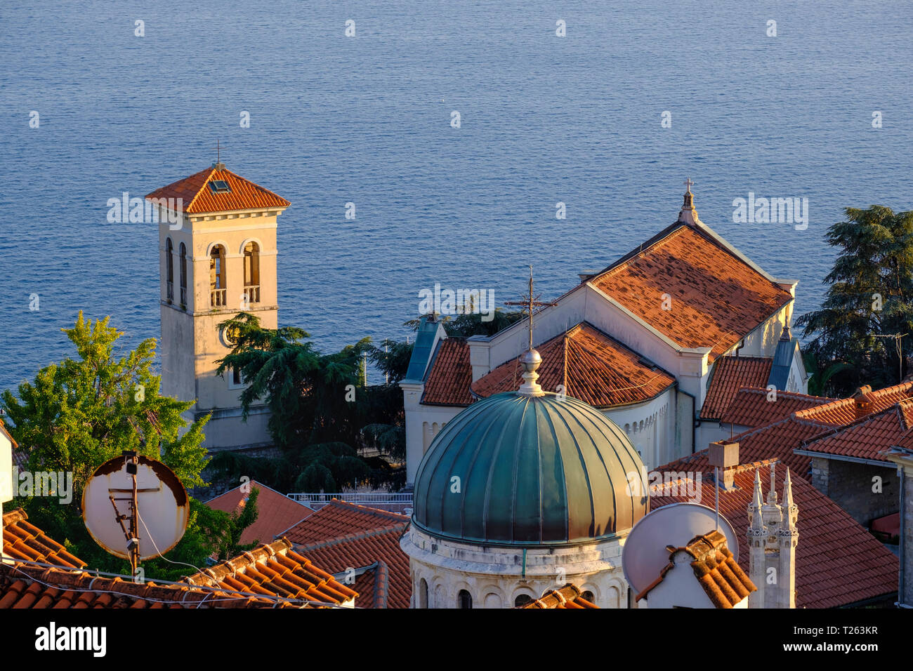 Montenegro, bahía de Kotor, Herceg Novi, casco antiguo de la ciudad, a costa del Adriático Foto de stock