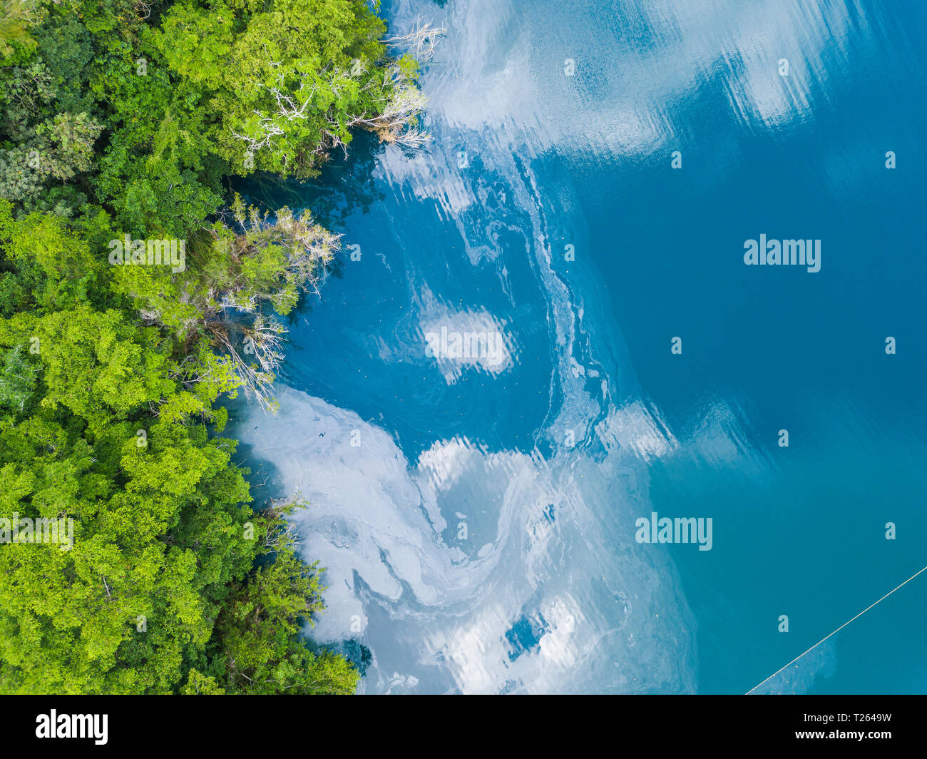 Mexiko, Yucatán, Quintana Roo, la laguna de Bacalar, el verde de los árboles y el lago, drone imagen Foto de stock
