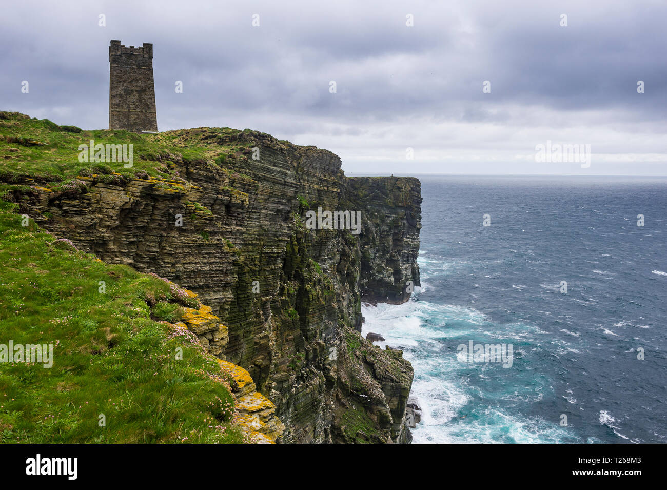 Reino Unido, Escocia, Islas Orkney, Kitchener Memorial, acantilado rocoso Foto de stock