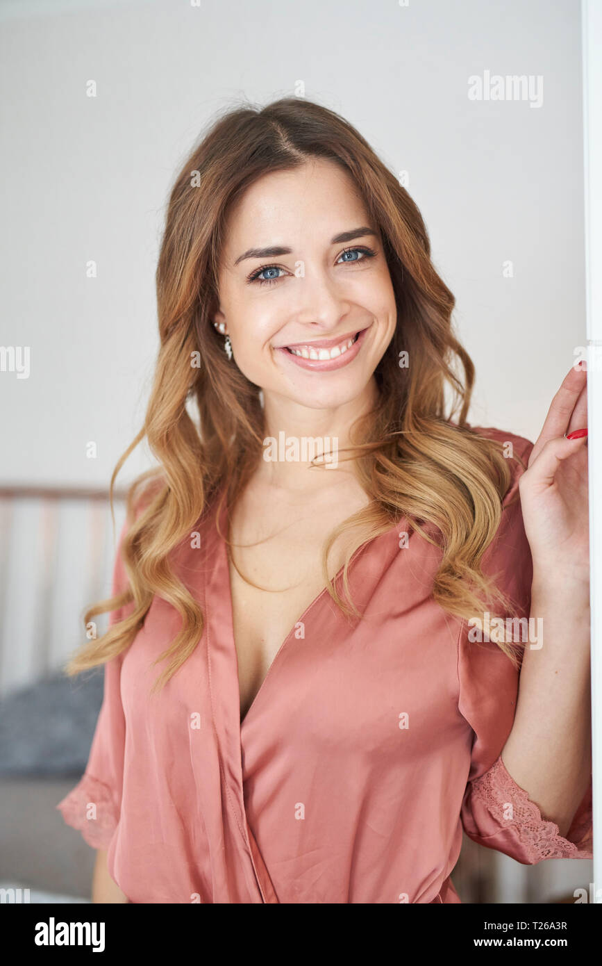 Retrato de mujer sonriente vistiendo bata Foto de stock