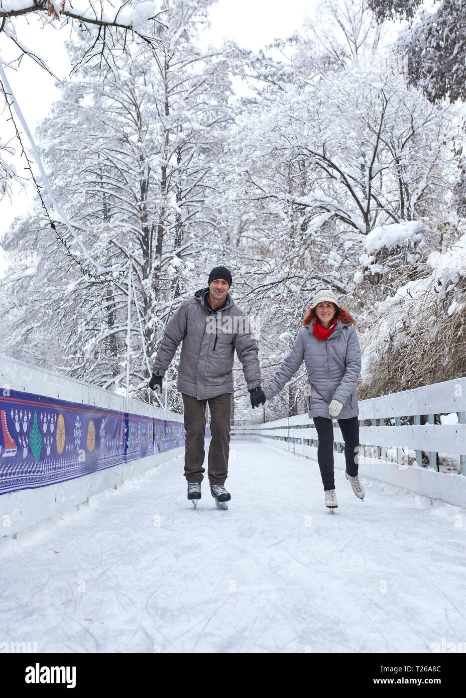 Par de patinaje sobre hielo, tomados de las manos Foto de stock