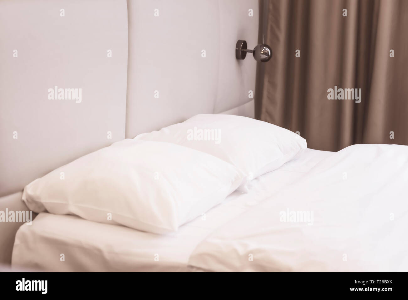 Cuatro Almohadas Blancas En La Cama Indoor Imagen de archivo Cuatro Almohadas Blancas En La Cama Indoor Imagen de archivo