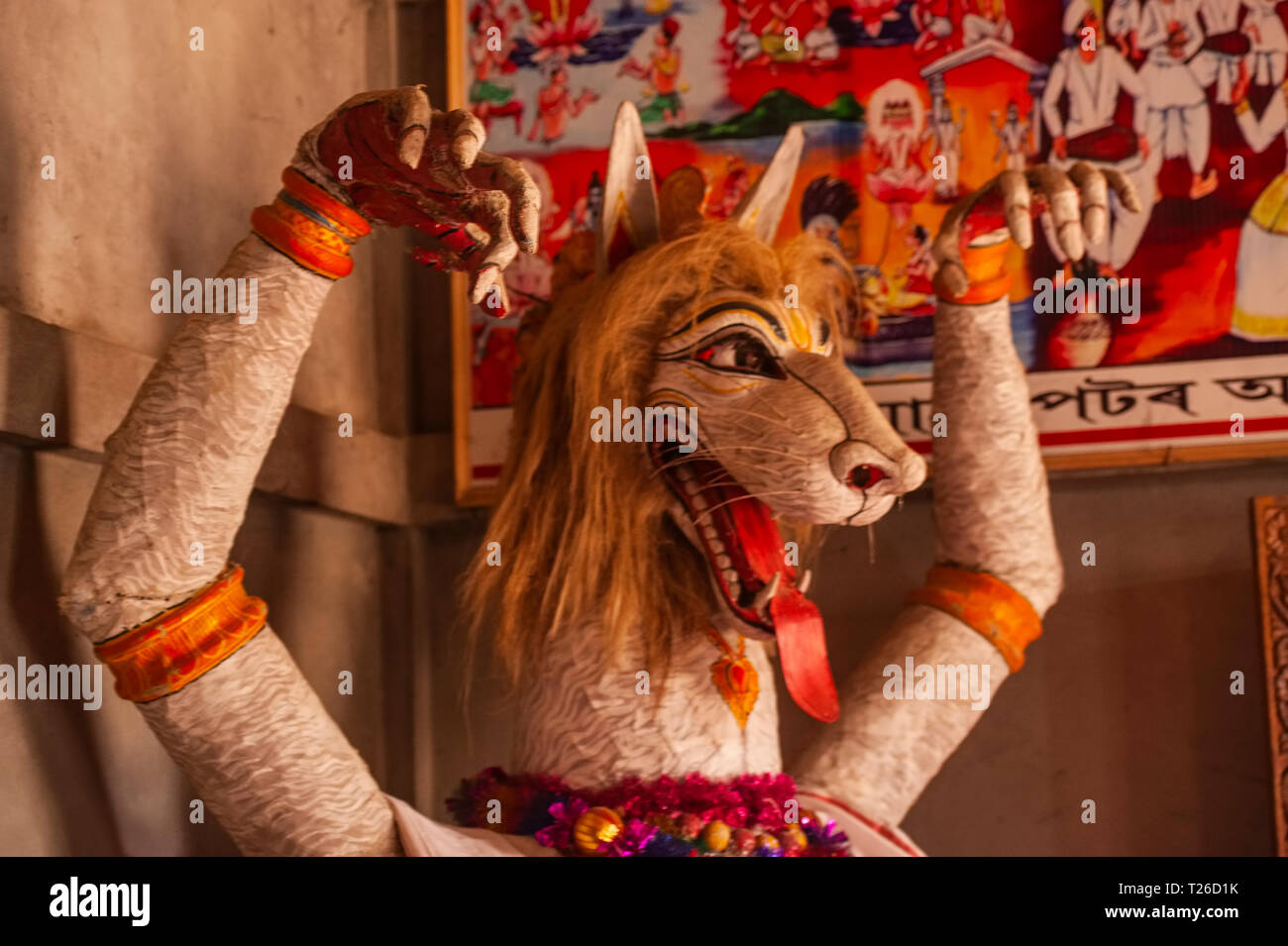 Uno ,Avatar(progenie),de Dios,Señor Vishnu,Narasinha,man-,león,El Salvador,,su,discípulos,en ,el ,Universo,contra los demonios,males,isla Majuli,Sculpte Foto de stock