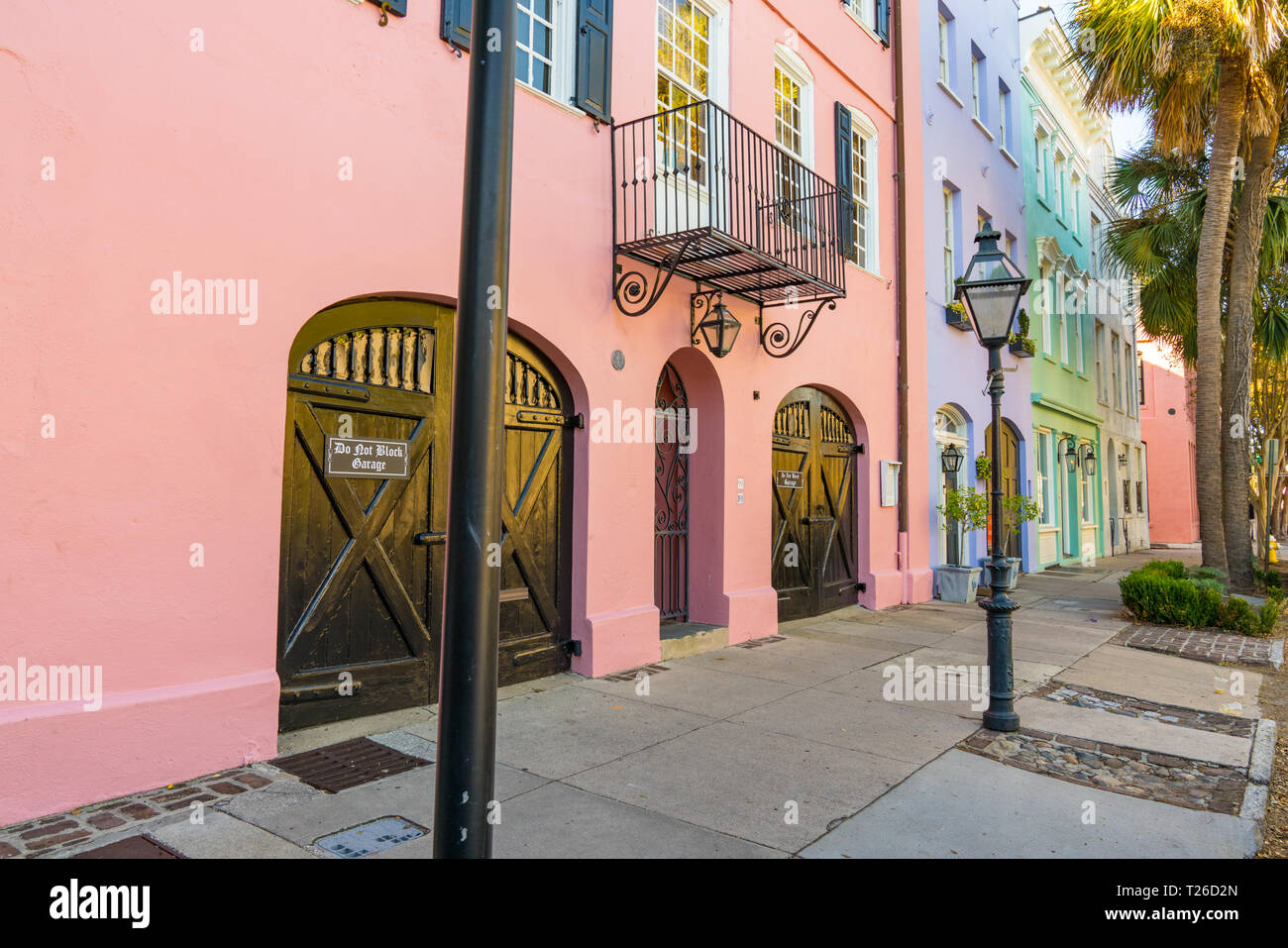 Charleston, SC - Noviembre 3, 2018: coloridas casas en el Barrio Francés de Charleston, Carolina del Sur a lo largo de la calle de la batería Foto de stock