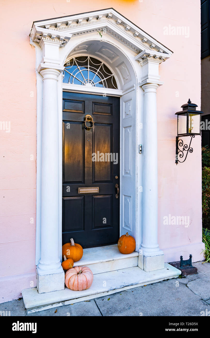 Detalle ornamental de la puerta frontal de la casa histórica de Charleston, Carolina del Sur Foto de stock