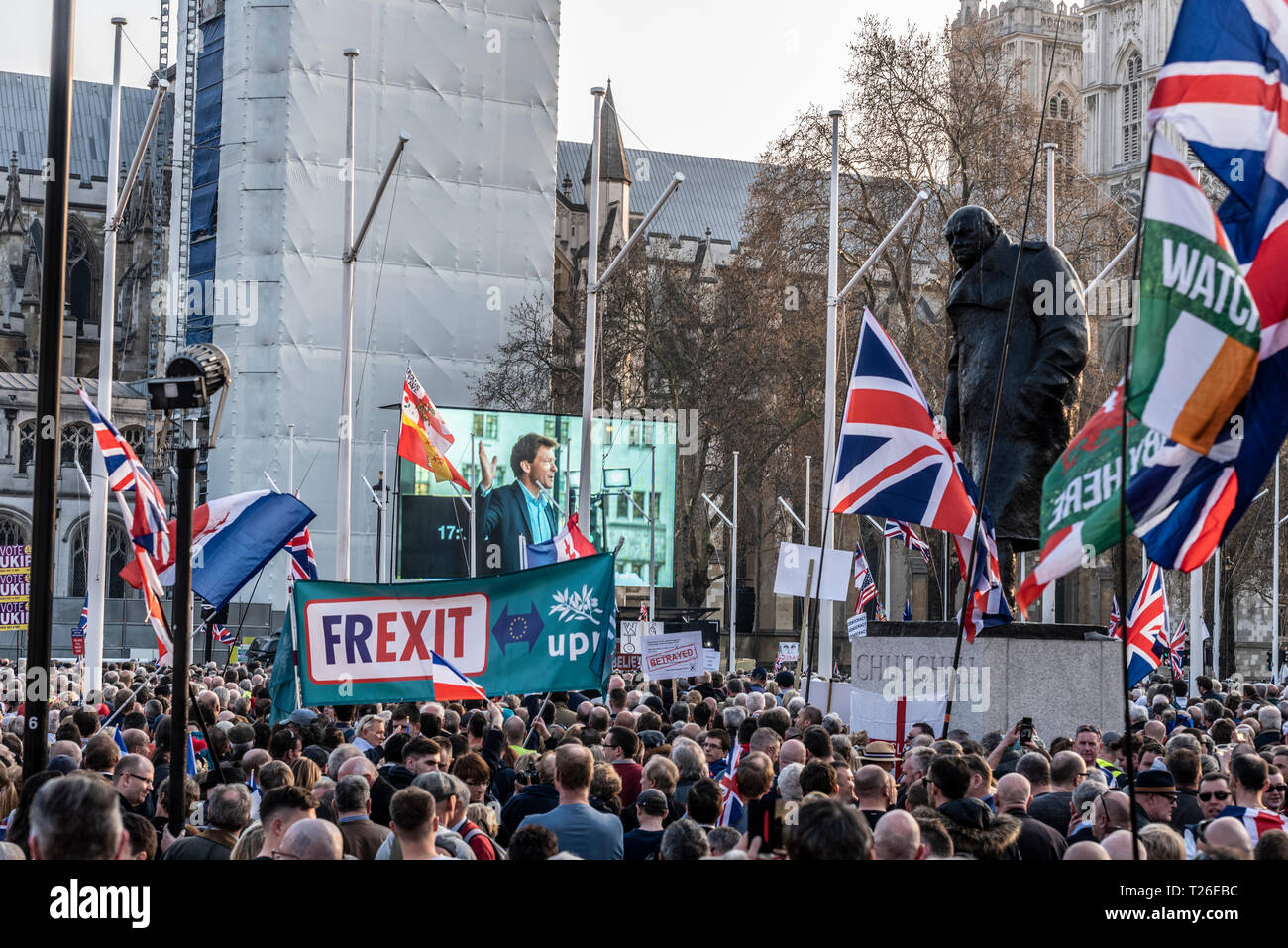 Las multitudes de gente en el Brexit traición de marzo en Londres, Reino Unido. EU Referendum demostración rally fuera de Westminster, con Winston Churchill estatua Foto de stock