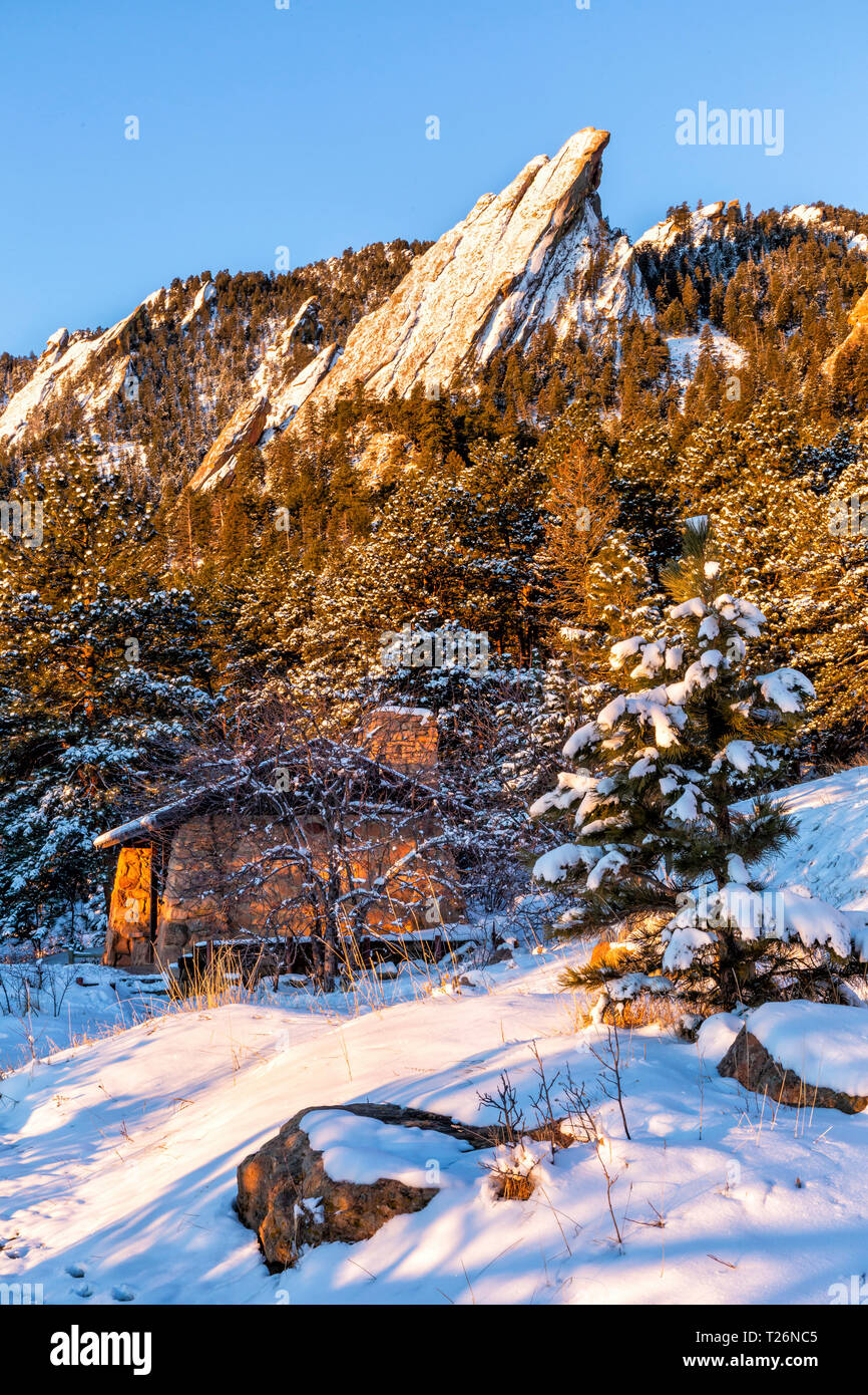 Una nueva capa de nieve recubre el Flations formaciones rocosas, visto desde Chautauqua Park en Boulder, Colorado Foto de stock