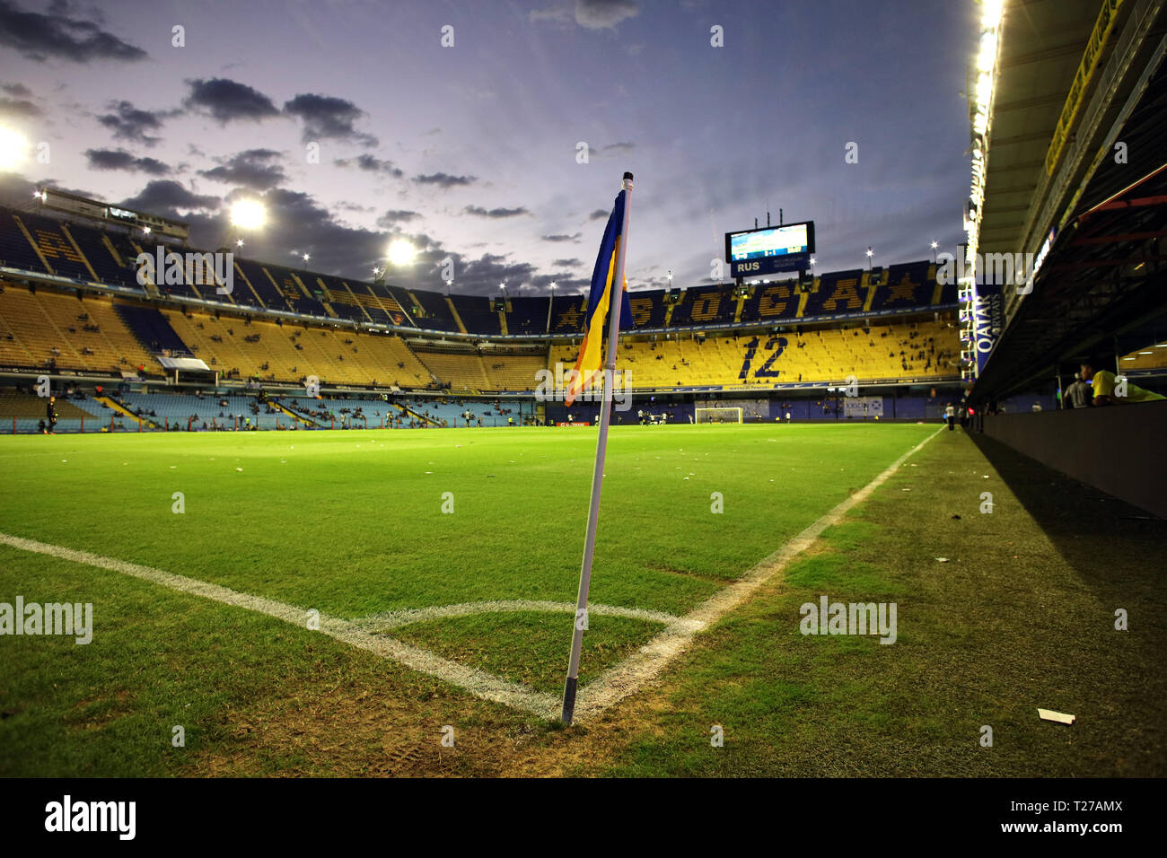 Buenos Aires, Argentina - Marzo 30, 2019: Alberto J. Armando Stadium también llamado La Bombonera vista nocturna de La Boca, Buenos Aires, Argentina Foto de stock