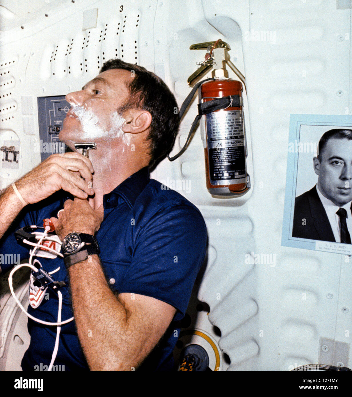 (12-14 de noviembre de 1981) --- Esta fotografía fue tomada durante un dos y un cuarto día de estadía en la órbita de la Tierra por los astronautas Joe H. Engle, aquí el afeitado. Una parte de ese tiempo fue empleado en el salón de middeck porción de 122 pies (37 metros) el vehículo como los astronautas comían, dormían y se ocupó de cuestiones de higiene aquí. Un extintor de incendios a bordo se encuentra en la esquina superior derecha. Parcialmente fuera del fotograma en el borde derecho es una fotografía de George W. S. Abbey, Director de Operaciones de Vuelo en el Centro Espacial Johnson. Engle es ataviados en un desgaste constante de a bordo tipo prenda. Foto de stock