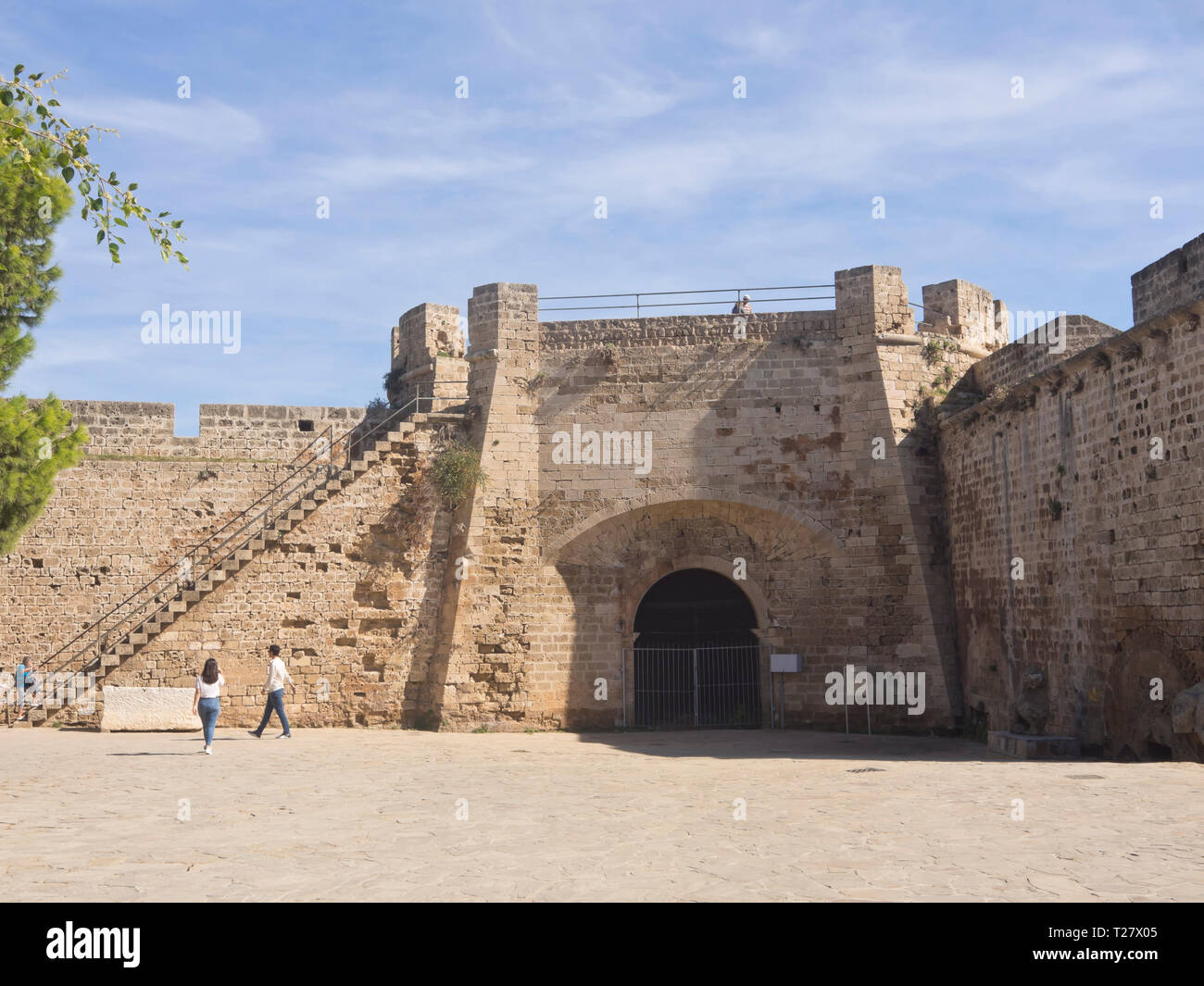 Las murallas de la vieja ciudad en Famagusta, Chipre, con acceso para el turista curioso Foto de stock