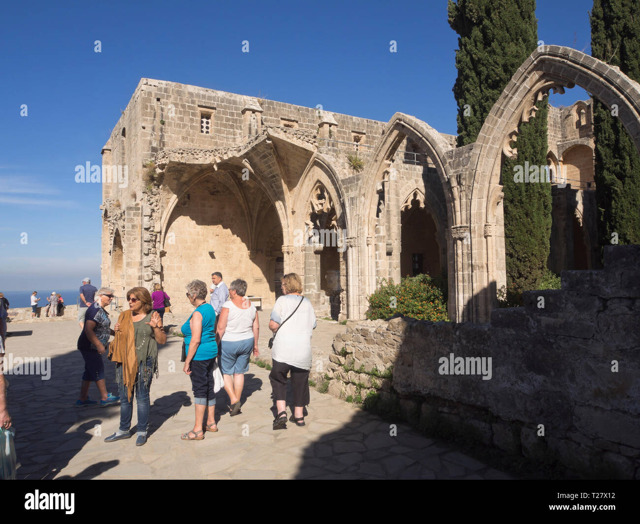 La Abadía de Bellapais una atracción turística en el norte de Chipre con ruinas góticas, una hermosa iglesia ortodoxa y vistas de la costa Foto de stock