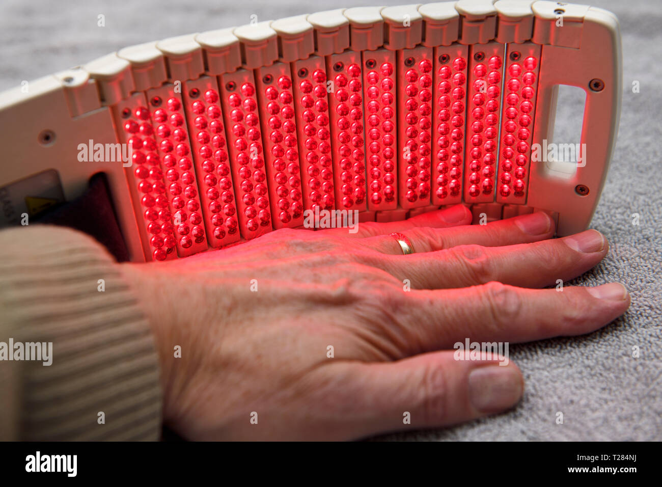 Matriz de LED láser frío pad para el tratamiento y curación de terapia de mano Foto de stock