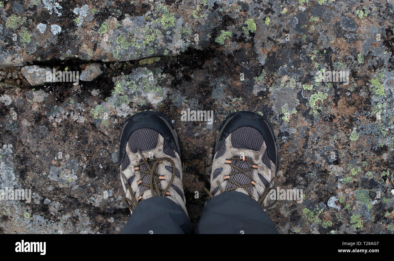 Par de zapatos de trekking con fondo de rocas cubiertas de líquenes y copie  el espacio Fotografía de stock - Alamy